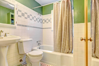 浴室的内涵瓷砖墙修剪