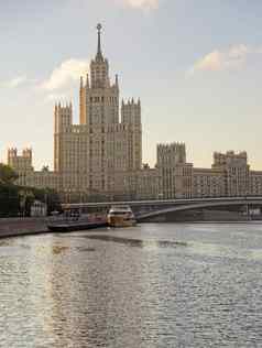 莫斯科城市中心高层建筑塔日出游艇
