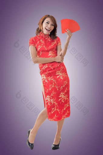 中国人女人衣服旗袍持有红色的信封