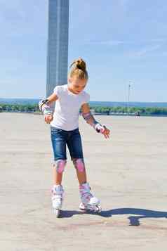 学习女孩辊溜冰鞋