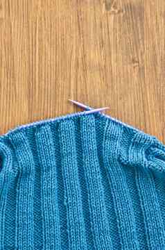 手工制作的针织围巾蓝色的羊毛
