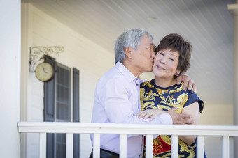 有吸引力的中国人夫妇享受房子