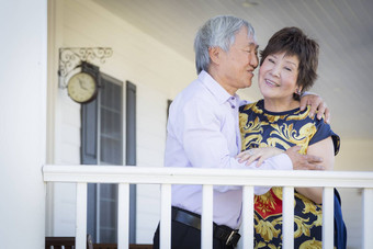 有吸引力的中国人夫妇享受房子