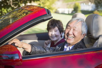 快乐中国人夫妇享受下午开车转换