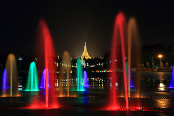 喷泉色彩斑斓的灯饰晚上大金针加铁路