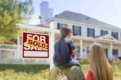 家庭面对出售出售真正的房地产标志房子