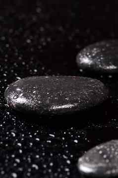 黑色的水疗中心石头水滴