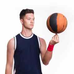 篮球球员旋转球手指