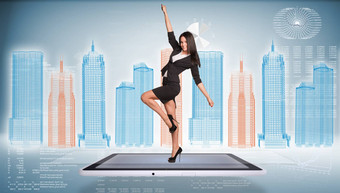 女商人摆姿势屏幕平板电脑戴着一副金属框业务城市图