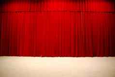 红色的挂剧院阶段窗帘