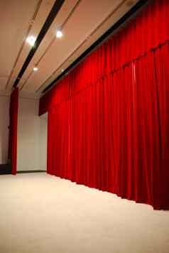 红色的挂剧院阶段窗帘灯