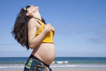 怀孕了女人显示大肚子