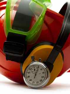 红色的安全头盔耳机护目镜秒表
