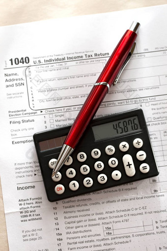 税形式红色的笔计算器