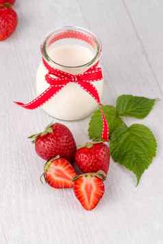 自制的酸奶草莓