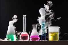 玻璃化学实验室填满彩色的液体