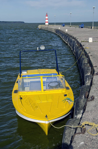 黄色的电动机船海码头灯塔