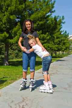 学习妈妈。女儿辊溜冰鞋