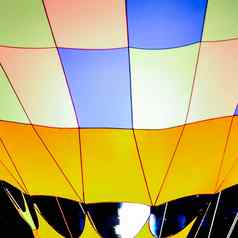 色彩斑斓的热空气气球行曲线