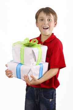 男孩携带包装礼物礼物