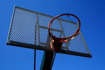篮球篮子放<strong>大图</strong>片蓝色的天空