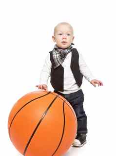 时尚男孩玩一点点巨大的篮球