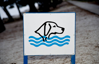 游泳狗标志