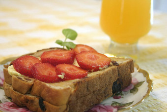 早餐烤面包新鲜的草莓汁