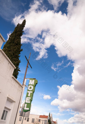 霓虹灯汽车旅馆标志清晰的蓝色的天空<strong>白色滚滚</strong>云