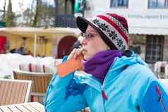 女人滑雪度假胜地智能手机