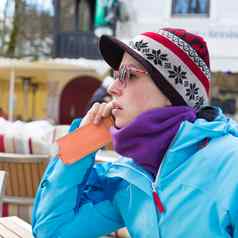 女人滑雪度假胜地智能手机