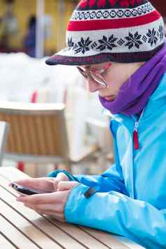 女人滑雪度假胜地智能手机