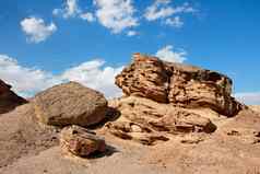 风景优美的饱经风霜的橙色岩石石头沙漠