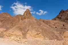 风景优美的三角岩石石头沙漠