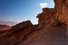风景优美的饱经风霜的橙色岩石石头沙漠太阳