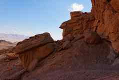 风景优美的饱经风霜的橙色岩石石头沙漠