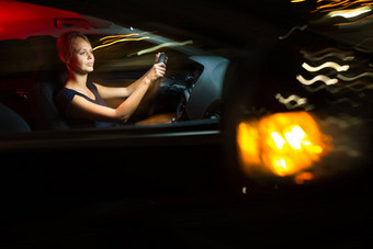 开车车晚上漂亮的年轻的女人开车车