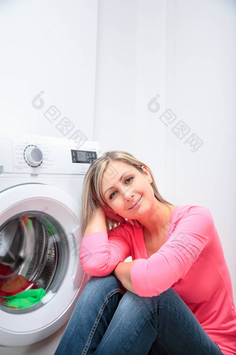 做家务年轻的女人洗衣
