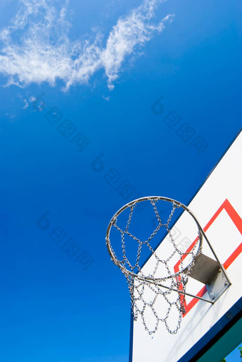 篮球站蓝色的天空