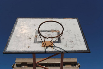 破碎的篮球希望院子里操场上蓝色的天空