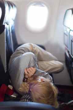 年轻的女人睡觉飞机