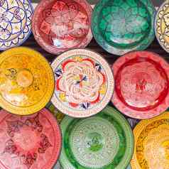 传统的阿拉伯语色彩斑斓的粘土盘子