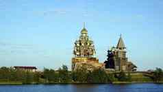 俄罗斯木教堂教堂场美妙的乡村背景