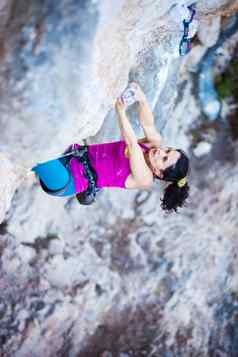 年轻的女岩石登山者悬崖