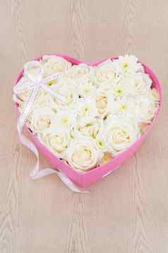 白色玫瑰珍珠钻石举行心形状盒子