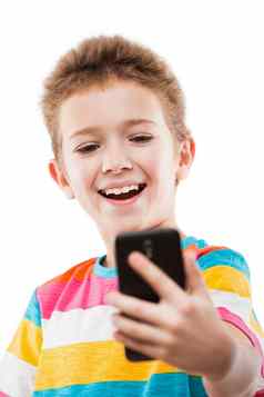 微笑孩子男孩持有移动电话智能手机采取