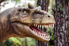 恐龙显示露出牙齿的口
