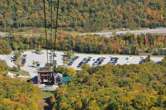 秋天颜色视图大炮山空中缆车白色山国家森林汉普郡