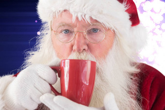 复合图像圣诞老人饮料红色的杯