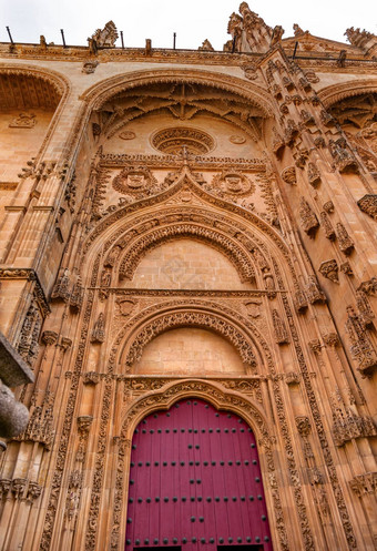 石头红色的前面通过外观萨拉曼卡大教堂西班牙
